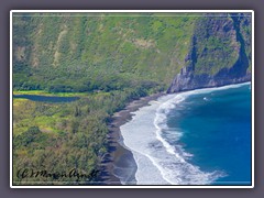 Schwarzer Strand drunten im Tal - Waipiʻo Valley Lookout