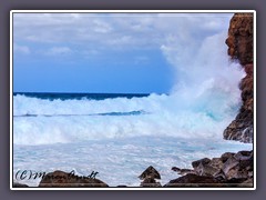 Wellen donnern an die Lavasteilküste