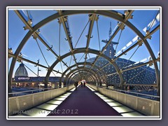 Die gläserne Bücke verbindet die Havenwelten mit dem Columbus Center