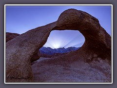 Eastern Sierra - Mobius Arch mit Mount Whitney im Sonnenuntergang
