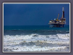 Huntington Beach - Ölplattform im Sturm