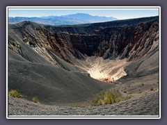 Ubehebe Crater 1 km Durchmesser - grosser Korb im Fels