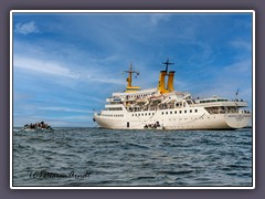 Seebäderschiffe laufen direkt den Helgoländer Hafen an