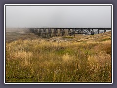 Die Brücke in Cut Banks im Nebel