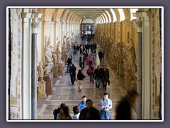 Lange Flure voller Kostbarkeiten im vatikanischen Museum