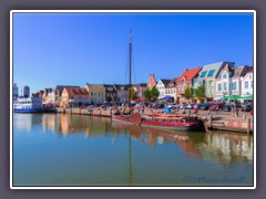 Husum - Hafen mit dem ältesten schwimmenden Restaurantschiff Nordertor
