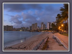Blaue Stunde am Strand von Waikiki