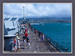 Blick von der USS Missouri auf das Denkmal für die USS Arizona
