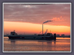 Einlaufen Bremerhaven im Sonnenuntergang