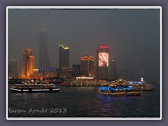 Huangpu am Abend mit Blick auf den Bund