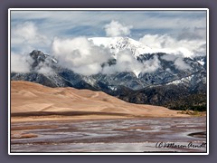 Great Sand Dunes vor den Sangre de Cristo Mountains