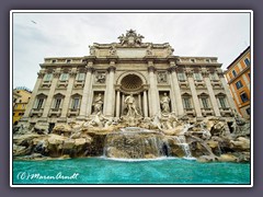 Trevi Brunnen - Piazza di Trevi vor dem Palazzo Poli